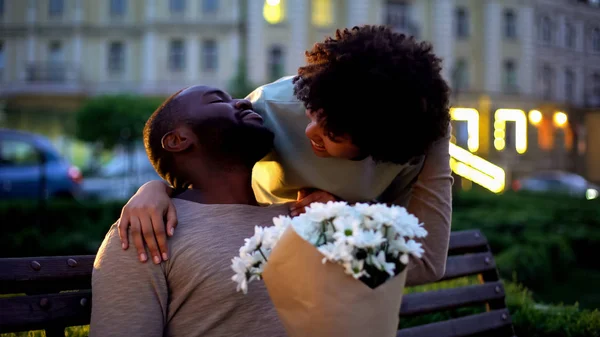 Lady Omfamnande Pojkvän Ser Med Kärlek Innehav Blommor Romantisk Datum — Stockfoto