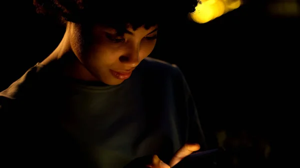 Menina Americana Mensagem Texto Smartphone Fora Clube Noturno Pedindo Táxi — Fotografia de Stock
