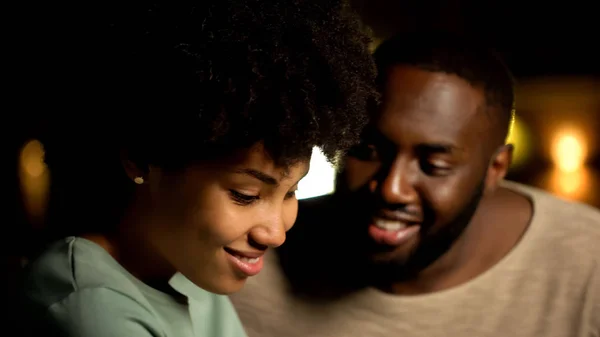 Couple Afro Américain Timide Soir Sentiments Tendres Confiance Proximité — Photo