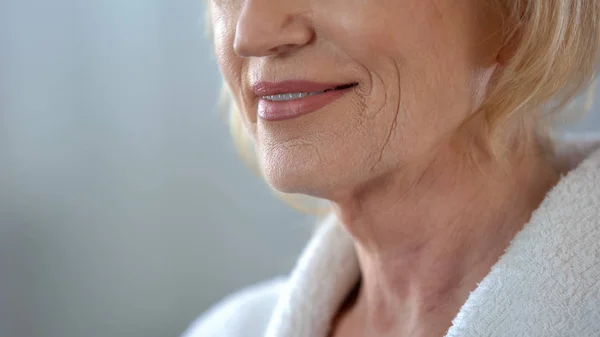 Mujer Mayor Sonriendo Disfrutando Atuendo Preparándose Para Cita Cerca — Foto de Stock