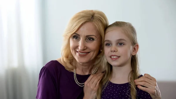 Heureuse Femme Âgée Étreignant Son Petit Enfant Féminin Devant Miroir — Photo