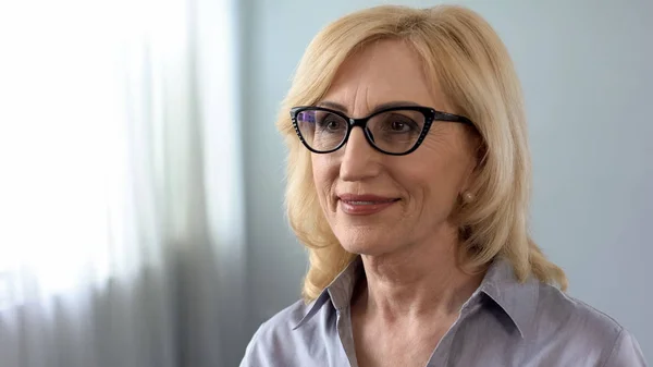 Ältere Frau Wählt Brille Augenoptikerschrank Gesundheitliche Probleme Alter — Stockfoto