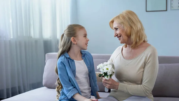 Söta Barnbarn Presentera Bukett Chamomiles Till Mormor Födelsedag — Stockfoto