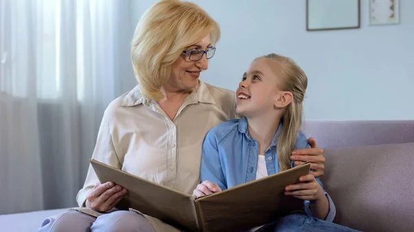 Mooi Klein Meisje Lezen Boek Met Haar Grootmoeder Huis Nauwe — Stockfoto