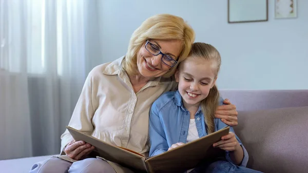 Babcia Wnuczka Oglądają Rodzinny Album Fotograficzny Związek — Zdjęcie stockowe