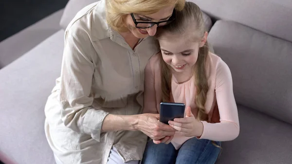 Großmutter Und Enkelkind Halten Smartphone Den Händen Mädchen Lehrt Oma — Stockfoto