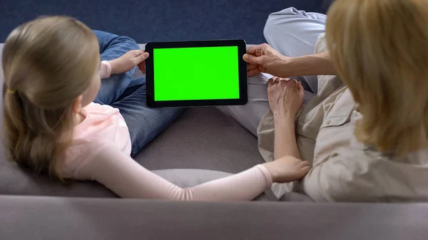 Γιαγιά Και Μικρό Θηλυκό Grandkid Κρατώντας Tablet Πράσινη Οθόνη Εφαρμογές — Φωτογραφία Αρχείου