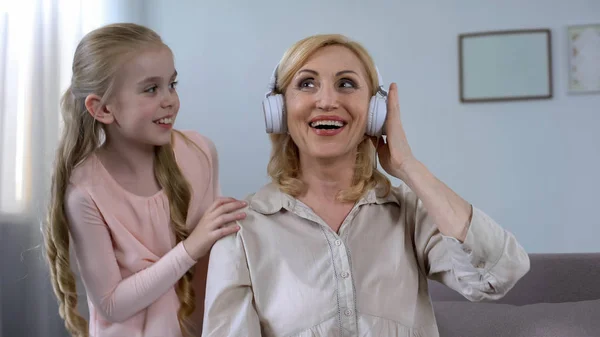 Modern Granny Headphones Listening Favourite Song Her Granddaughter — Stock Photo, Image