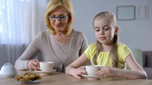 Avó Menina Bonita Bebendo Chá Com Biscoitos Tradições Familiares — Fotografia de Stock