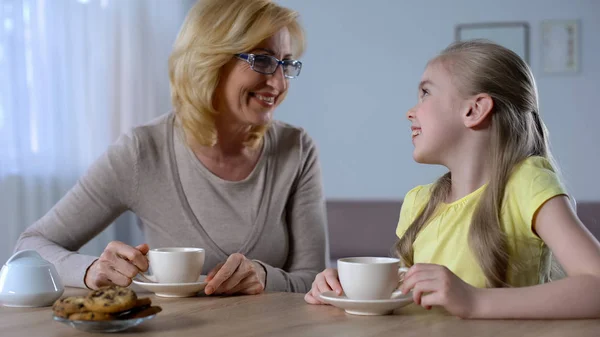 Щаслива Бабуся Розмовляє Чай Маленькою Милою Онучкою Кохання — стокове фото