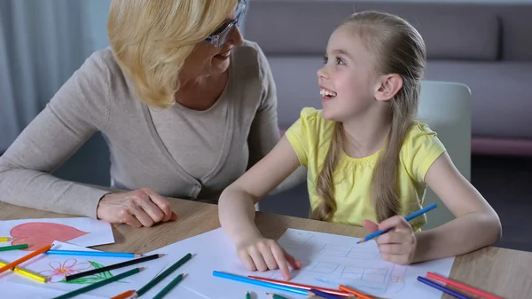 Gadis Kecil Melukis Dengan Pensil Warna Waktu Luang Dengan Nenek — Stok Foto