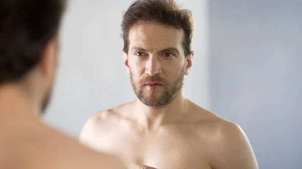 Sleepy Man Die Spiegel Badkamer Gebrek Aan Slaap Slapeloosheid Lijden — Stockfoto