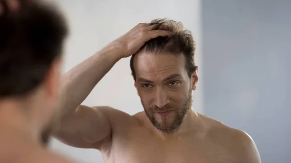 Hombre Preocupado Mirando Espejo Sus Parches Calvos Problema Pérdida Cabello —  Fotos de Stock