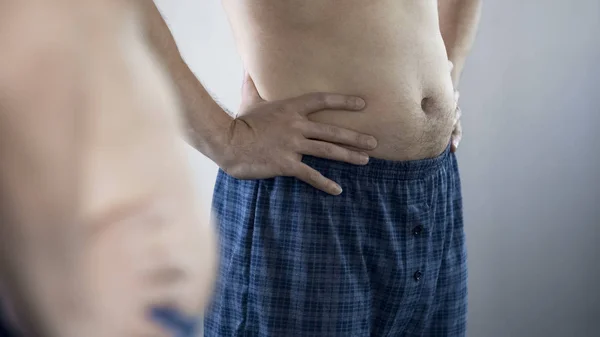 Uomo Anziano Guardando Pancia Ricordando Sua Figura Pompata Premere — Foto Stock