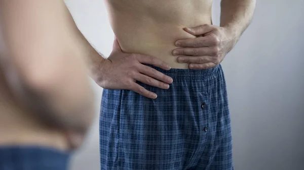 Homem Meia Idade Olhando Espelho Para Sua Barriga Apareceu Durante — Fotografia de Stock