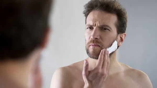 Bärtiger Mann Mittleren Alters Mit Rasierschaum Gesicht Morgenritual Spiegel — Stockfoto