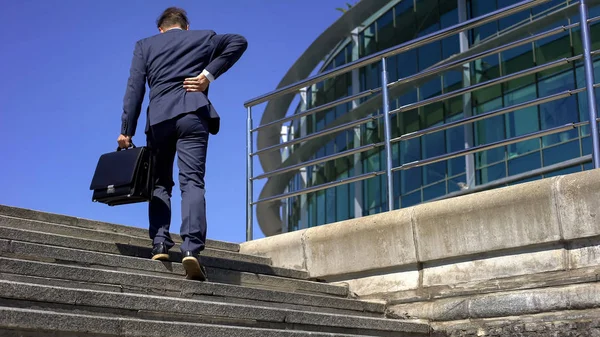 Hombre Negocios Traje Que Sufre Dolor Espalda Disco Resbalado Problemas — Foto de Stock