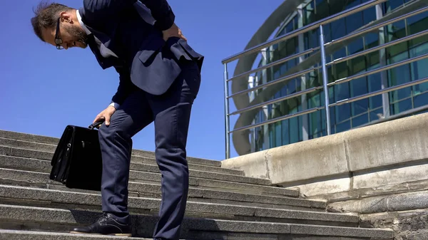 Sırt ağrısı, sedanter yaşam tarzı, spinal disk herniasyonu hissediyorum ofis çalışanı