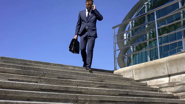 Moe Zakenman Met Koffer Telefoon Gesprek Met Partner Naar Beneden — Stockfoto