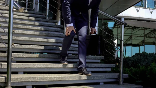 Masculino Terno Tocando Joelho Descendo Escadas Lesão Articular Sedentarismo — Fotografia de Stock