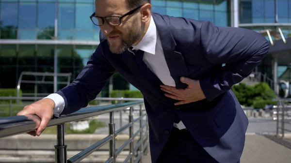 Besorgter Geschäftsmann Mit Herzinfarkt Freien Starken Brustschmerzen Erste Hilfe — Stockfoto