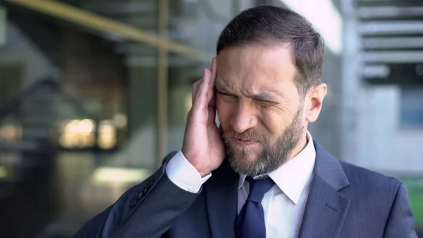 Homem Negócios Meia Idade Sofrendo Forte Dor Cabeça Trabalho Estressante — Fotografia de Stock