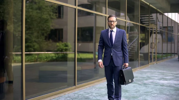 Serieuze Zaak Werknemer Gaan Naar Werk Bedrijf Aktetas Zakencentrum — Stockfoto