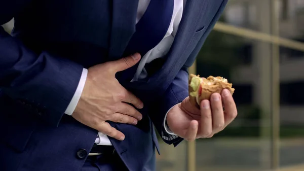 Ufficio Lavoratore Sensazione Disagio Addominale Mentre Mangia Hamburger Malsano — Foto Stock