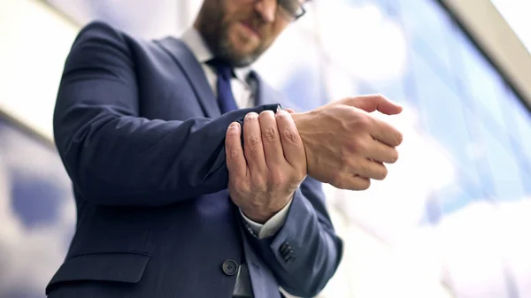 Officiële Man Voelen Van Pols Pijn Ontsteking Ongemak Artrose Verstuiking — Stockfoto