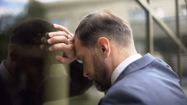 Töprengő Férfi Támaszkodva Irodám Falán Munka Hibáját Csalódás — Stock Fotó