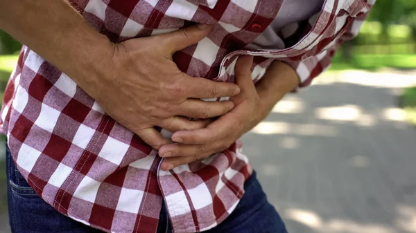 Male Feeling Abdominal Pain Outdoors Indigestion Discomfort Poisoning Nausea — Stock Photo, Image