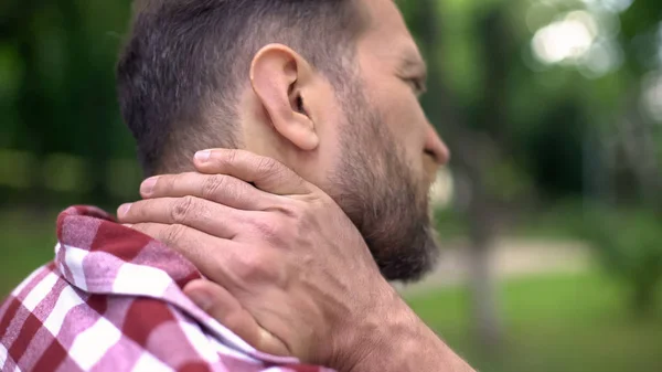 Kranker Mann Berührt Hals Leidet Unter Starken Krämpfen Wirbelsäulenbeschwerden Schmerzen — Stockfoto