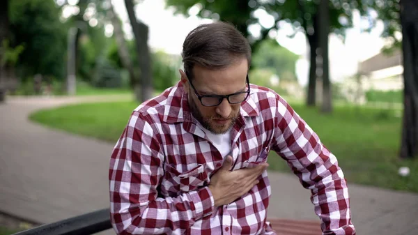 Homem Sofrendo Dor Súbita Peito Sentado Banco Parque Cardiologia Saúde — Fotografia de Stock