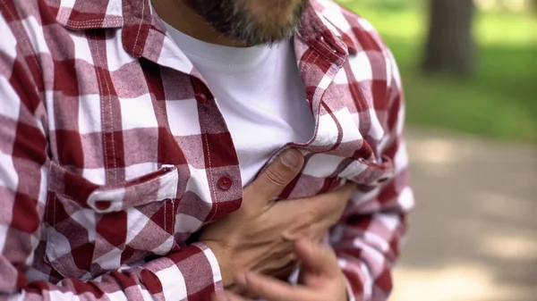 Männer Mittleren Alters Spüren Starke Brustschmerzen Engegefühl Herzinfarkt — Stockfoto
