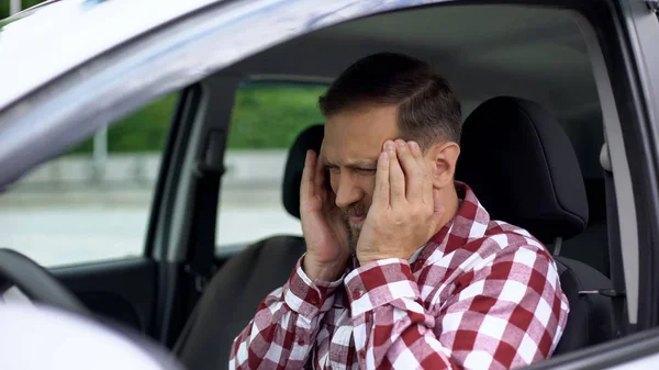 Carro Motorista Sentindo Forte Dor Cabeça Desapertando Cinto Segurança Pressão — Fotografia de Stock
