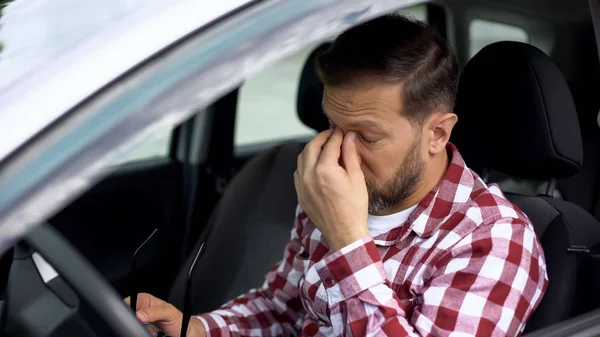 Καταπονημένος Οδηγός Αυτοκινήτου Λαμβάνοντας Γυαλιά Μακριά Ασθένεια Όραση Αδυναμία Υγείας — Φωτογραφία Αρχείου