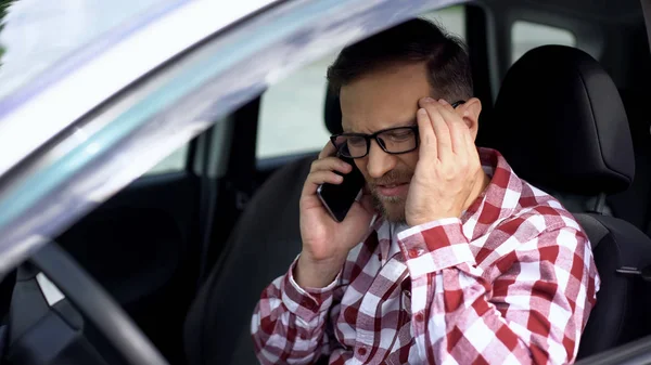 Kierowca Samochodu Rozmowy Telefon Cierpi Silne Bóle Głowy Stresujące Życie — Zdjęcie stockowe