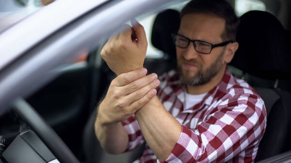 Автомобильный водитель чувствует боль в запястье, воспаление суставов, остеоартрит, здоровье
