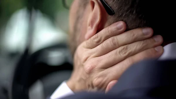 Hombre Cansado Traje Sintiendo Molestias Cuello Coche Conducción Estilo Vida — Foto de Stock