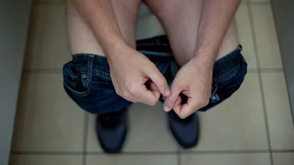 Mann Sitzt Auf Toilette Leidet Unter Verstopfung Gesundheitsfürsorge Starken Schmerzen — Stockfoto