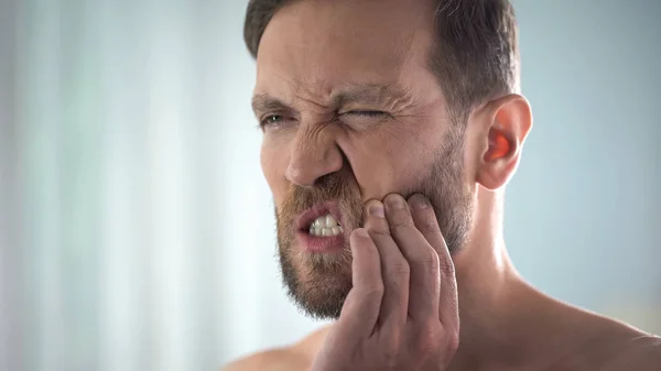 Άνθρωπος Αισθάνεται Ισχυρή Δόντι Πόνος Ισχυρή Οδοντιατρικών Πόνο Φλεγμονή Του — Φωτογραφία Αρχείου