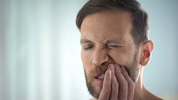 Mann Überprüft Zähne Vor Dem Spiegel Zahnkrankheiten Zahnfleischentzündung Pulpitis — Stockfoto