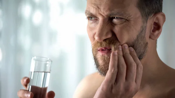 Άνθρωπος Απόπλυσης Δόντι Νερό Υπερευαισθησία Απότομη Πονόδοντο Ουλίτιδα — Φωτογραφία Αρχείου