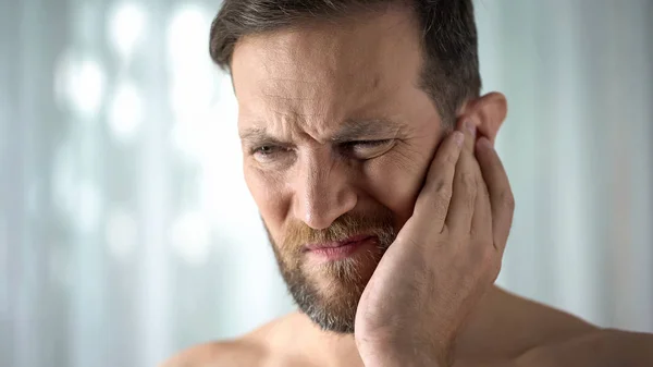 Ziek Man Gevoel Oorpijn Gezondheidszorg Neurologische Infectie Jeuk Otitis — Stockfoto