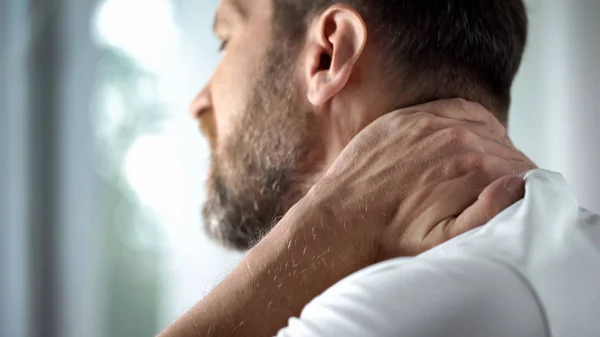 Mann Mittleren Alters Spürt Morgens Nackenschmerzen Unbequeme Matratze Gesundheitsversorgung — Stockfoto