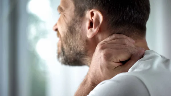Hombre Que Sufre Dolor Cuello Mañana Colchón Incómodo Atención Médica —  Fotos de Stock