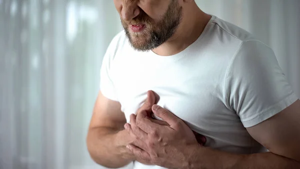 Hombre Años Sintiendo Fuerte Dolor Pecho Ataque Corazón Causado Por —  Fotos de Stock