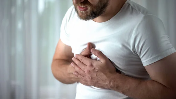 40Er Jahre Mann Fühlt Starke Brustschmerzen Herzinfarkt Durch Stress Verursacht — Stockfoto