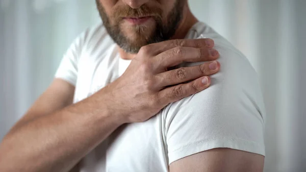 Man Lijdt Aan Schouder Pijn Spierpijn Ontsteking Verstuiking Probleem — Stockfoto