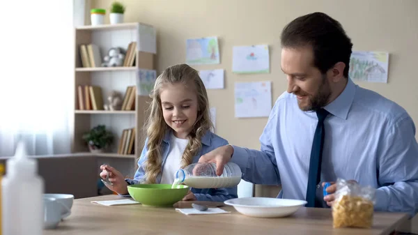 Pai Fazendo Café Manhã Cereais Para Filha Pequena Tradição Familiar — Fotografia de Stock